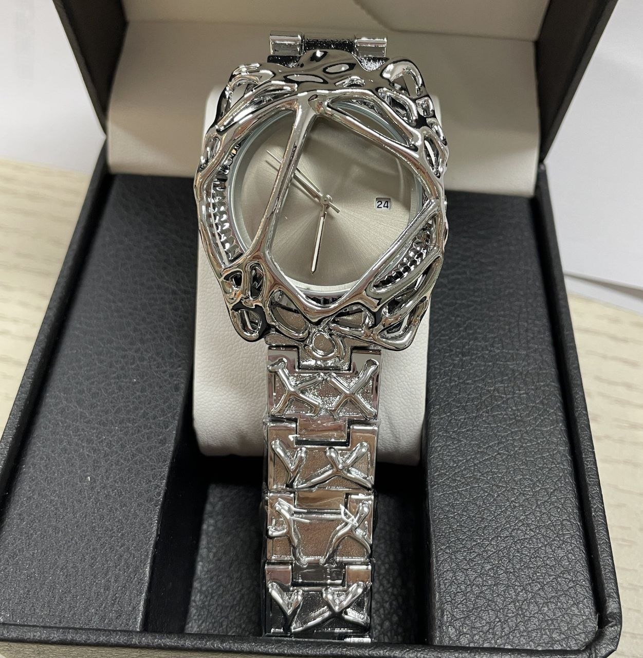 Claw Watch Alabaster - SILVER Belt SILVER Magnifying Glass